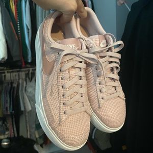 Women Blazer Low Platform
Essential 'Pink Oxford Woven'
